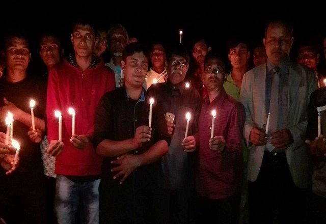 ভয়াল ১২ নভেম্বর: নদীতীরে মোমবাতি জ্বালিয়ে নিহতদের স্মরণ