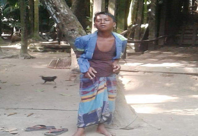 শিশুকে গাছের সঙ্গে বেঁধে মারধর