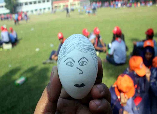 ডিমের গায়ে রমনীর দৃশ্য