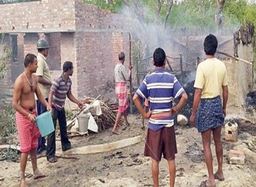 বউয়ের সাথে রাগ করে বাড়ি আগুন দিল স্বামী
