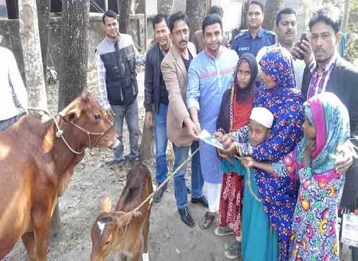 দুর্ঘটনায় নিহত পত্রিকা হকারের পরিবারের পাশে খোলা কাগজ