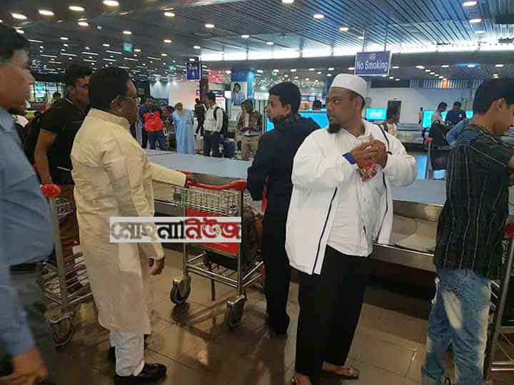 যাত্রীদের অভিযোগ শোনলেন বিমানমন্ত্রী