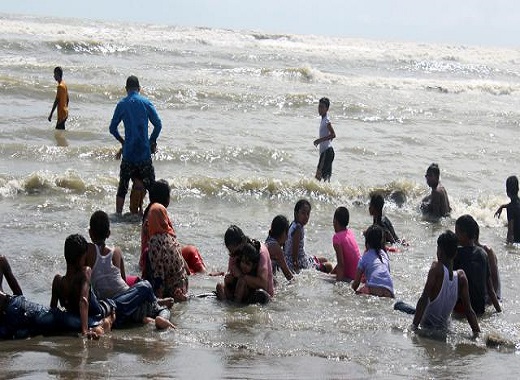 সৈকতে বর্ষার রূপ দেখছেন পর্যটকেরা