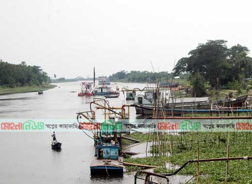 ফেরীঘাটে অতিরিক্ত ড্রেজারে লঞ্চ চলাচলে বিঘ্ন