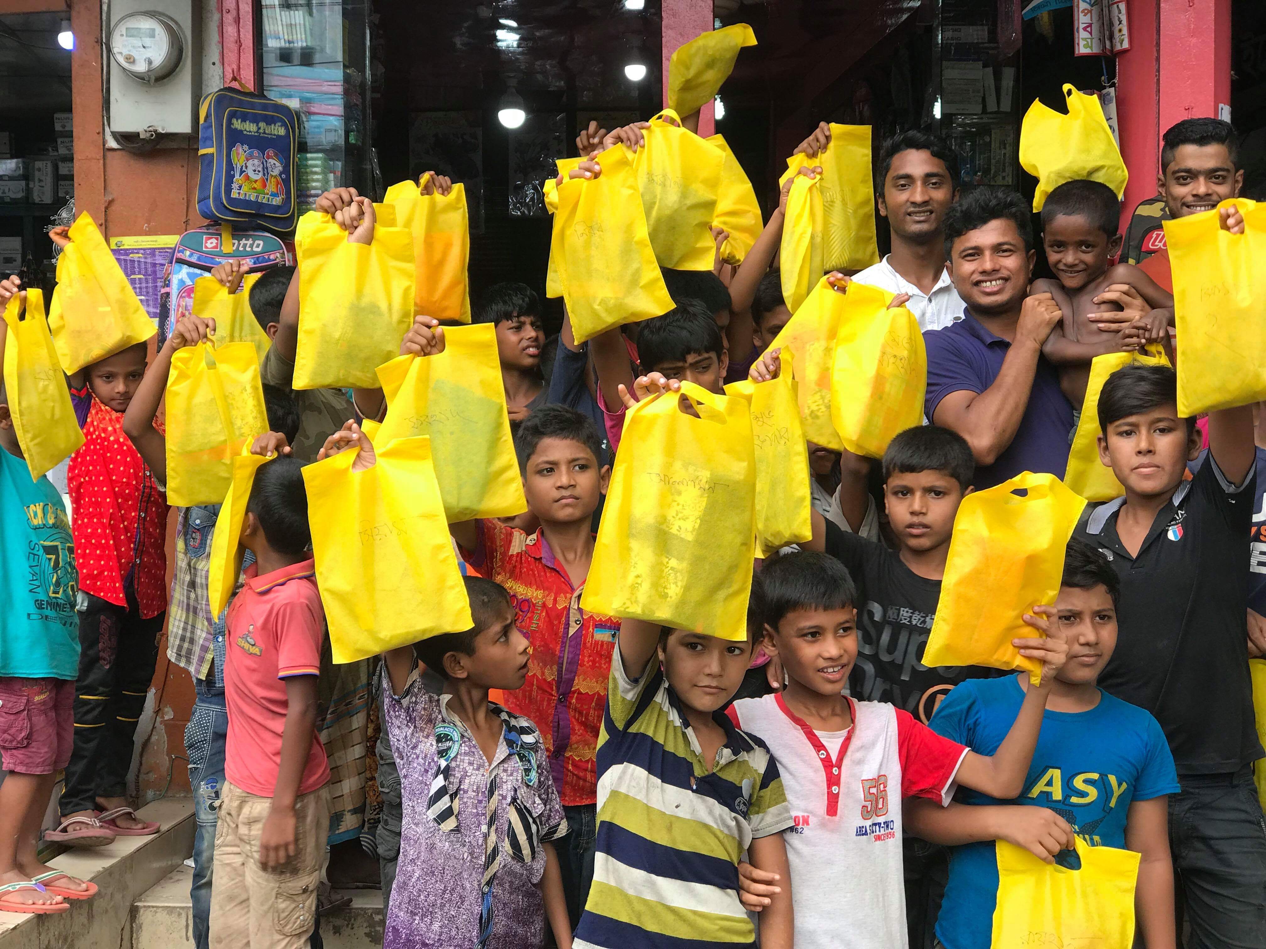 রায়পুরে ছাত্রলীগের ঈদ জামা পেল শতাধিক পথশিশু