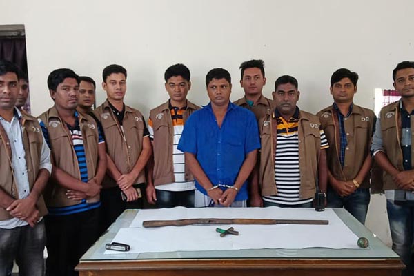 অস্ত্র ও গুলিসহ সন্ত্রাসী গ্রেফতার লক্ষ্মীপুরে