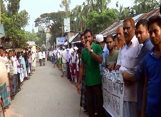 সড়ক সংস্কারের দাবিতে ভবানীগঞ্জে মানববন্ধন