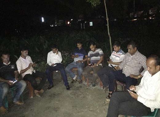 রাতে লক্ষ্মীপুর প্রেস ক্লাবের সদস্যদের ওয়াইফাই আড্ডা 