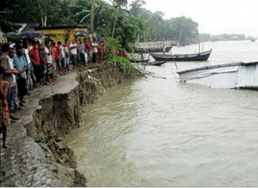 মেঘনার তীব্র ভাঙনে বসতবাড়ি নদীর গর্ভে