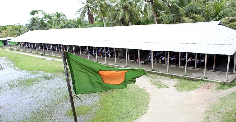 গ্রামের স্কুলে শিক্ষার্থীরা আনন্দে লেখা পড়া করছে