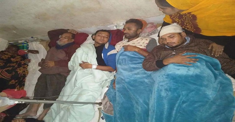 চন্দ্রগঞ্জে ইউডিসির বাড়িতে হামলা, নারীসহ আহত-৭