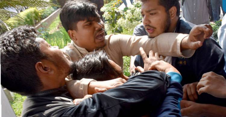 তথ্যমন্ত্রীকে ফুল দেওয়া নিয়ে ছাত্রলীগের হাতাহাতি