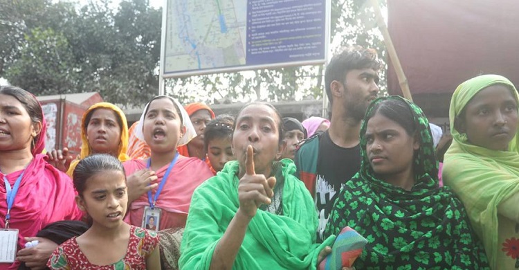 সড়ক ছেড়েছেন পোশাক শ্রমিকরা
