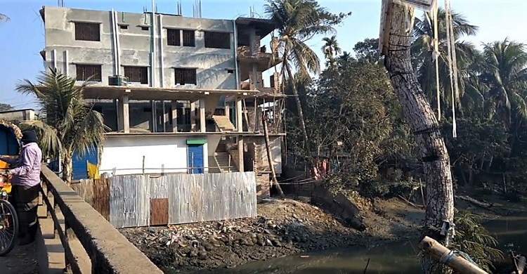 দখল-দূষণে শীর্ণকায় রাজাপুর খাল