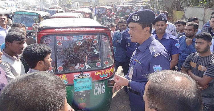 সড়কে দুর্ঘটনা রোধে লক্ষ্মীপুরে পুলিশের অভিযান