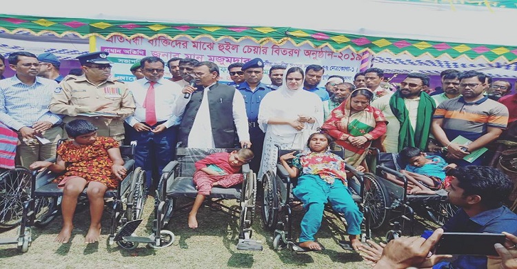 দুর্গাপুরে প্রতিবন্ধিদের মাঝে হুইল চেয়ার বিতরণ