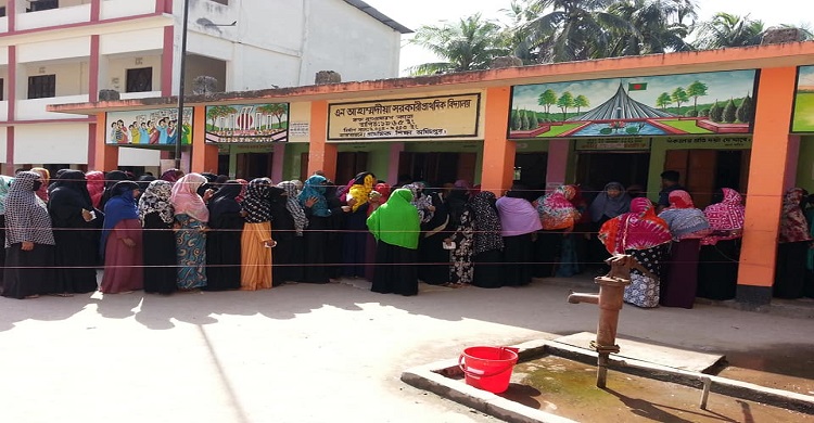 ভোট গ্রহণ শেষে লক্ষ্মীপুরে চলছে গণনা