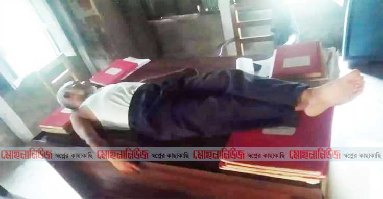কমলনগরে তহসিলদারের ঘুমের স্টাইল !