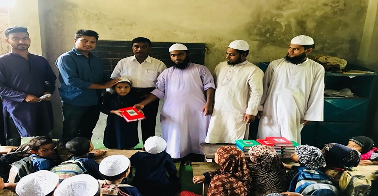 রায়পুরে শিক্ষার্থীদের কুরআন শরীফ দিল ছাত্রলীগ