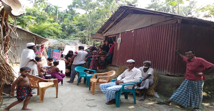 লক্ষ্মীপুরে বৃদ্ধকে  আ.লীগ নেতার মারধর