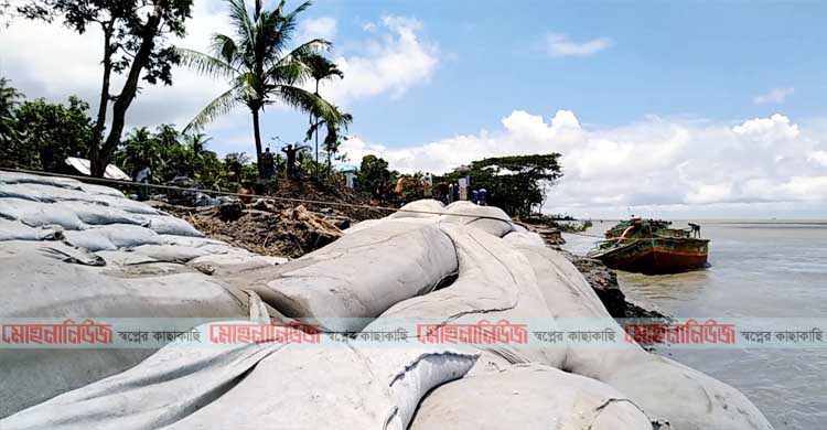 কমলনগরে মেঘনার ভাঙন ঠেকাতে  চলছে জিওব্যাগ ডাম্পিং