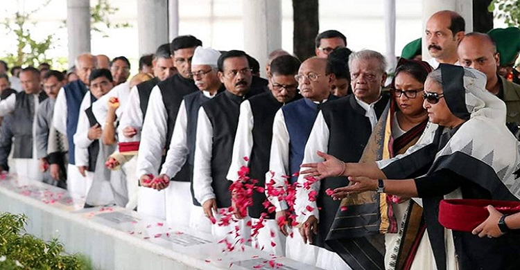 বঙ্গবন্ধু পরিবারের সদস্যদের কবরে ফুলেল শ্রদ্ধা