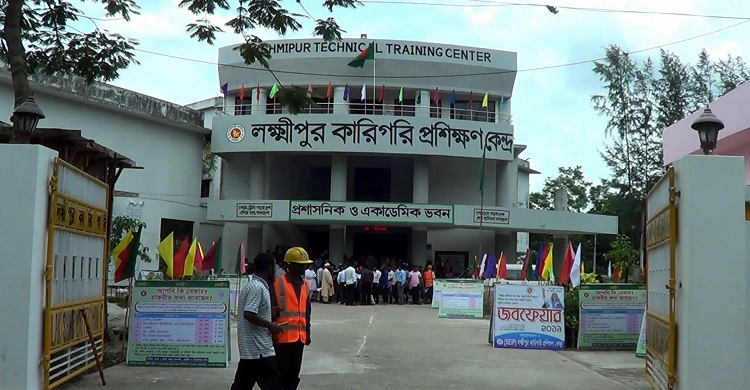 লক্ষ্মীপুরে শিক্ষকের এক লাথিতে ছাত্র হাসপাতালে