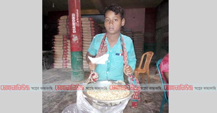 ইসমাইলের বাদাম বিক্রির টাকায় চলে সংসার