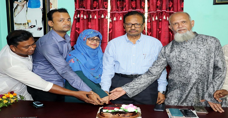 লক্ষ্মীপুরে কেক কেটে শেখ রাসেলের জন্মদিনে উদযাপন