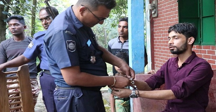 ৯৯৯-এ ফোন, লক্ষ্মীপুর কলেজছাত্রীকে অপহরণ চেষ্টায় যুবক আটক