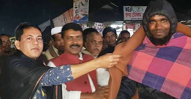 কমলনগরে শতাধিক শীতার্তরা পেলেন উপজেলা চেয়ারম্যানের কম্বল