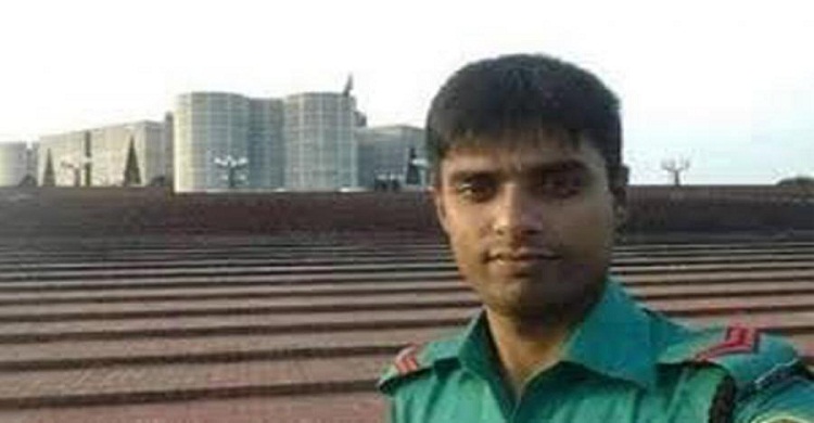 ফেসবুক স্ট্যাটাস দিয়ে নিজের বুকে গুলি চালাল পুলিশ