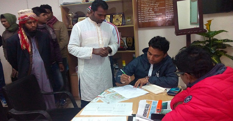 গণিত খাতায় কনের স্বাক্ষর নিয়ে বিয়ে !