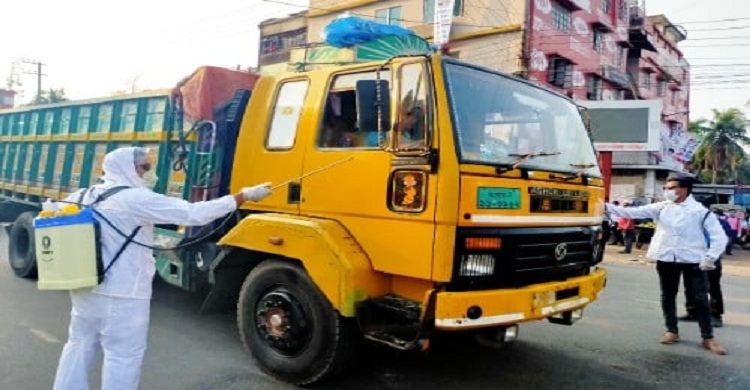 লক্ষ্মীপুরে সার্জেন্টদের উদ্যোগে জীবাণুনাশক স্প্রে