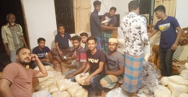 রায়পুরে পারিবারিক বন্ধনে খাদ্য সহায়তা স্বজনদের