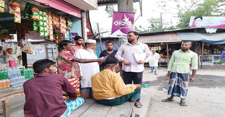 করোনা ভাইরাস সচেতনায় ইউপি চেয়ারম্যানের লিফলেট বিতরণ