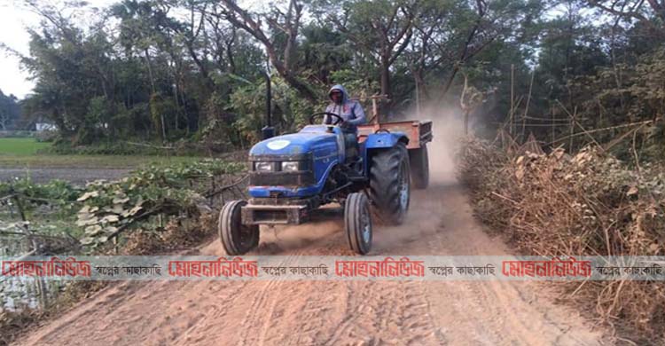 রামগঞ্জে নিষিদ্ধ ট্রাক্টরের দাপট, ধূলাবালিতে একাকার