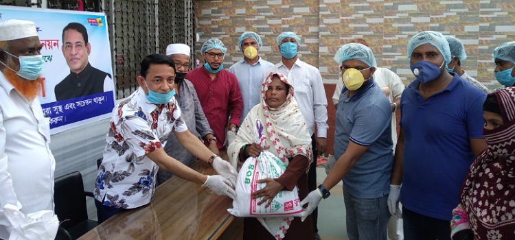 লক্ষ্মীপুরে অসহায়রা পেল আ.লীগ নেতার খাদ্য সামগ্রী