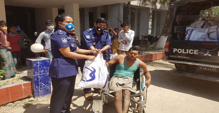 রামগতিতে অসহায়দেরকে খাবার দিলেন সার্কেল মারুফা