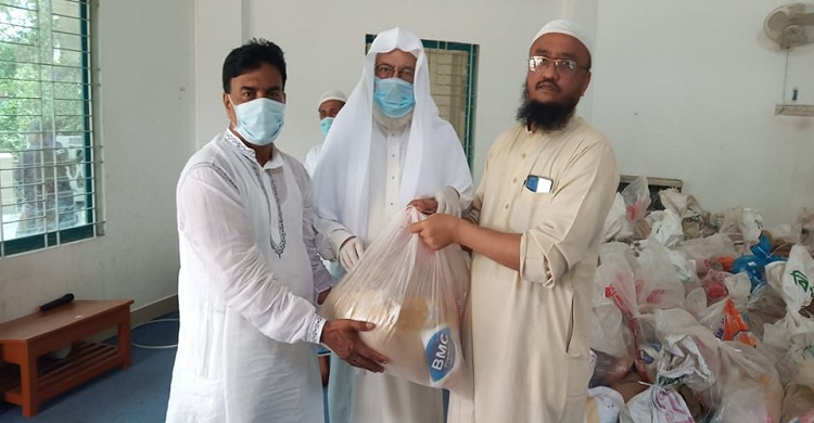 হায়দরগঞ্জে আনোয়ার হুজুরের ত্রাণ পেল ইমাম মুয়াজ্জিনসহ গৃহবন্দিরা