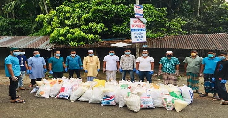 সোনাপুর ছাত্র উন্নয়ন পরিষদের ইফতার সামগ্রী বিতরণ