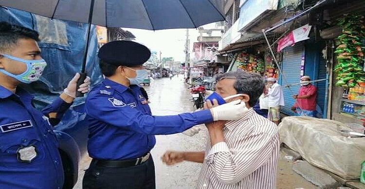 লক্ষ্মীপুরে পথচারীদেরকে মাক্স দিলেন ওসি আজিজুর রহমান মিয়া