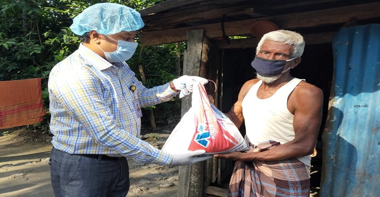 লক্ষ্মীপুরে সাবেক যুবলীগ নেতার চাল বিতরণ