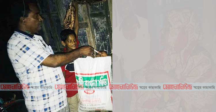 রাতে আধাঁরে খাদ্য সামগ্রী নিয়ে অসহায়দের ঘরে আইনজীবি মিজান