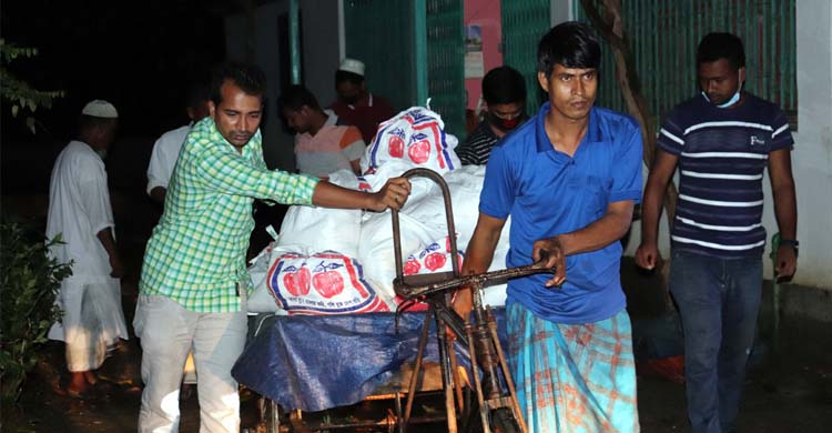 কমলনগরে শ্রমজীবিদের ঘরের সামনে ছাত্রলীগ নেতার ত্রাণ