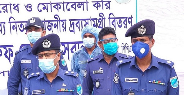 হাতে খাদ্য সামগ্রী দিয়ে জনগণকে সতর্ক করছে পুলিশ