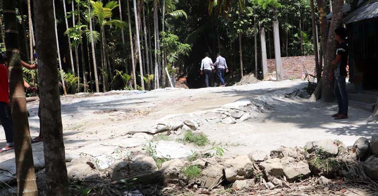 আমেরিকা প্রবাসী: লক্ষ্মীপুরে জোরপূর্বক মসজিদের জমিতে রাস্তা নির্মাণের অভিযোগ