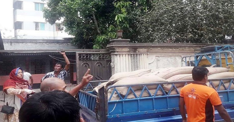 চাঁদপুরে নারী ভাইস চেয়ারম্যানের বাসা থেকে ২ টন ত্রাণের চাল উদ্ধার