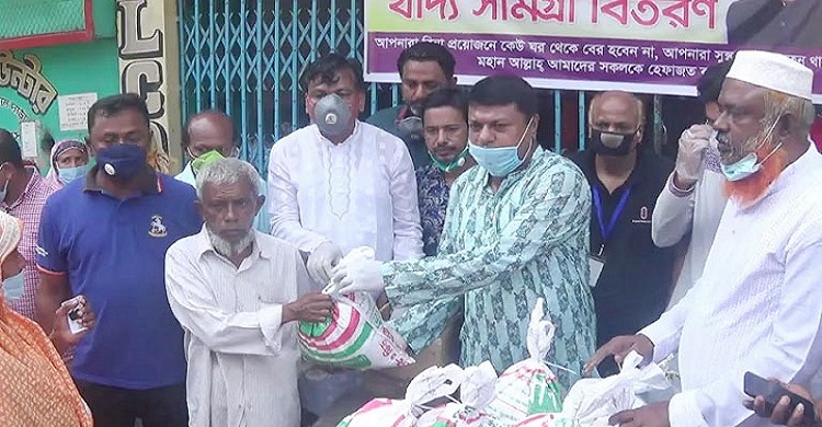 লক্ষ্মীপুরে নিম্নআয়ের মানুষের মধ্যে আওয়ামী লীগ নেতার ত্রাণ বিতরণ