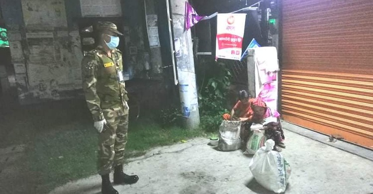 রাতে সড়কের পাশে বসে থাকা নারীকে ত্রাণ দিলেন সেনাবাহিনী